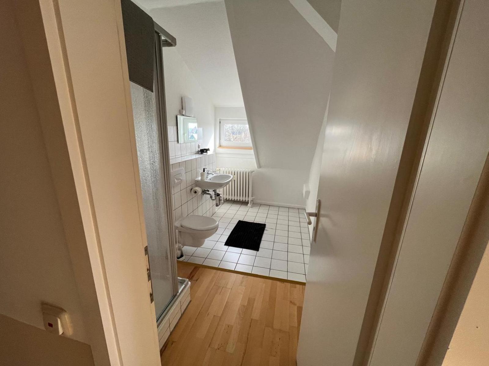 Doppelzimmer, Tv- Bad, Kuehlschrank- Parkplatz-17 Meine Oda fotoğraf